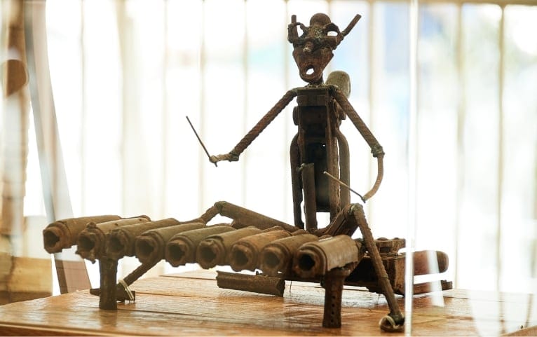 武器アート「ティンビラ奏者」の写真