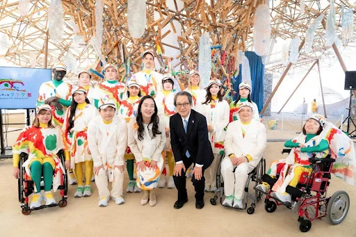 【2025年3月23日】大阪・関西万博シグネチャーパビリオン「いのちの遊び場 クラゲ館」が初構え。全館、アテンダントユニフォームも公開！