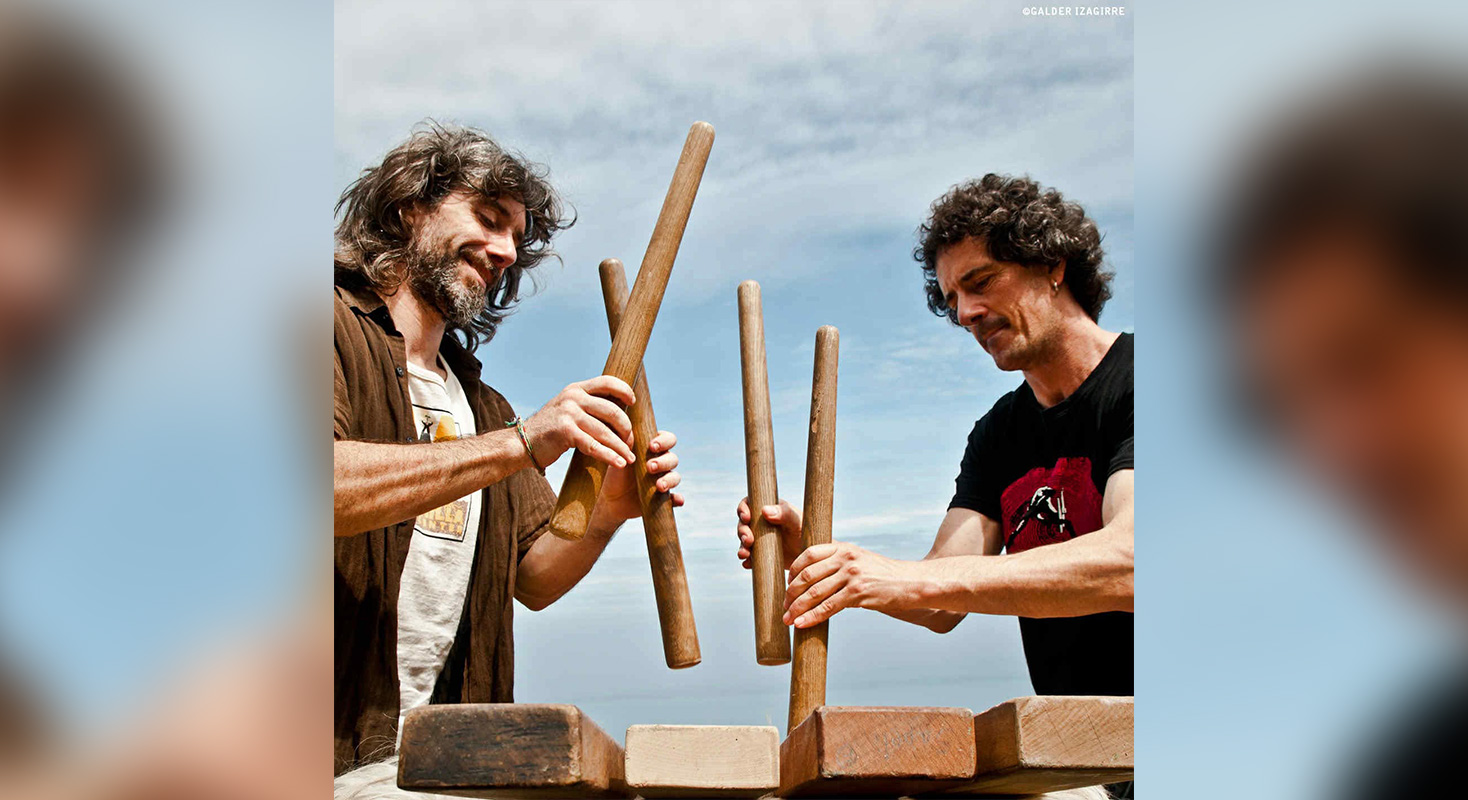 チャラパルタを叩いてみよう!(スペイン館)